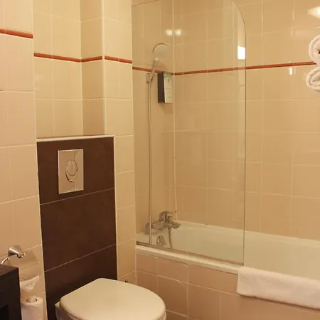 Kyriad Centre Gare Otel 3*