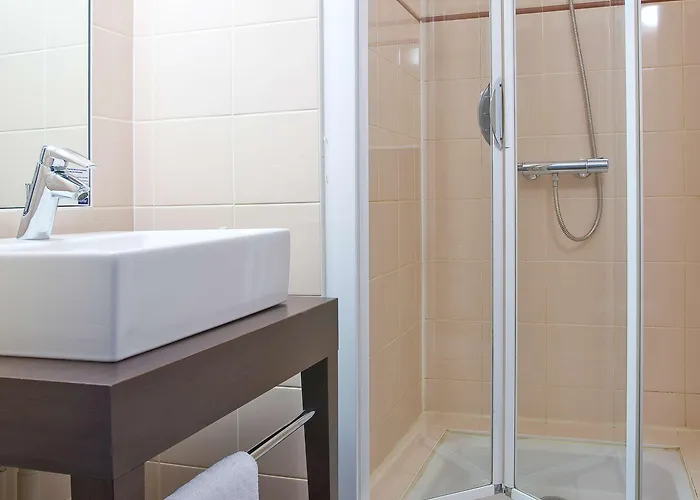 基里亚德迪容车站酒店