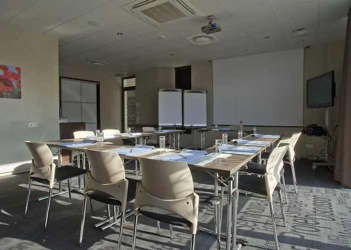 基里亚德迪容车站酒店 3*