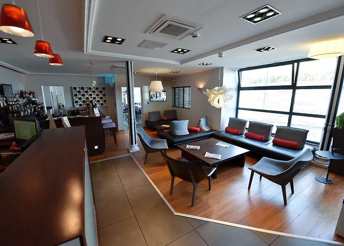 Kyriad Gare Hotel 3*